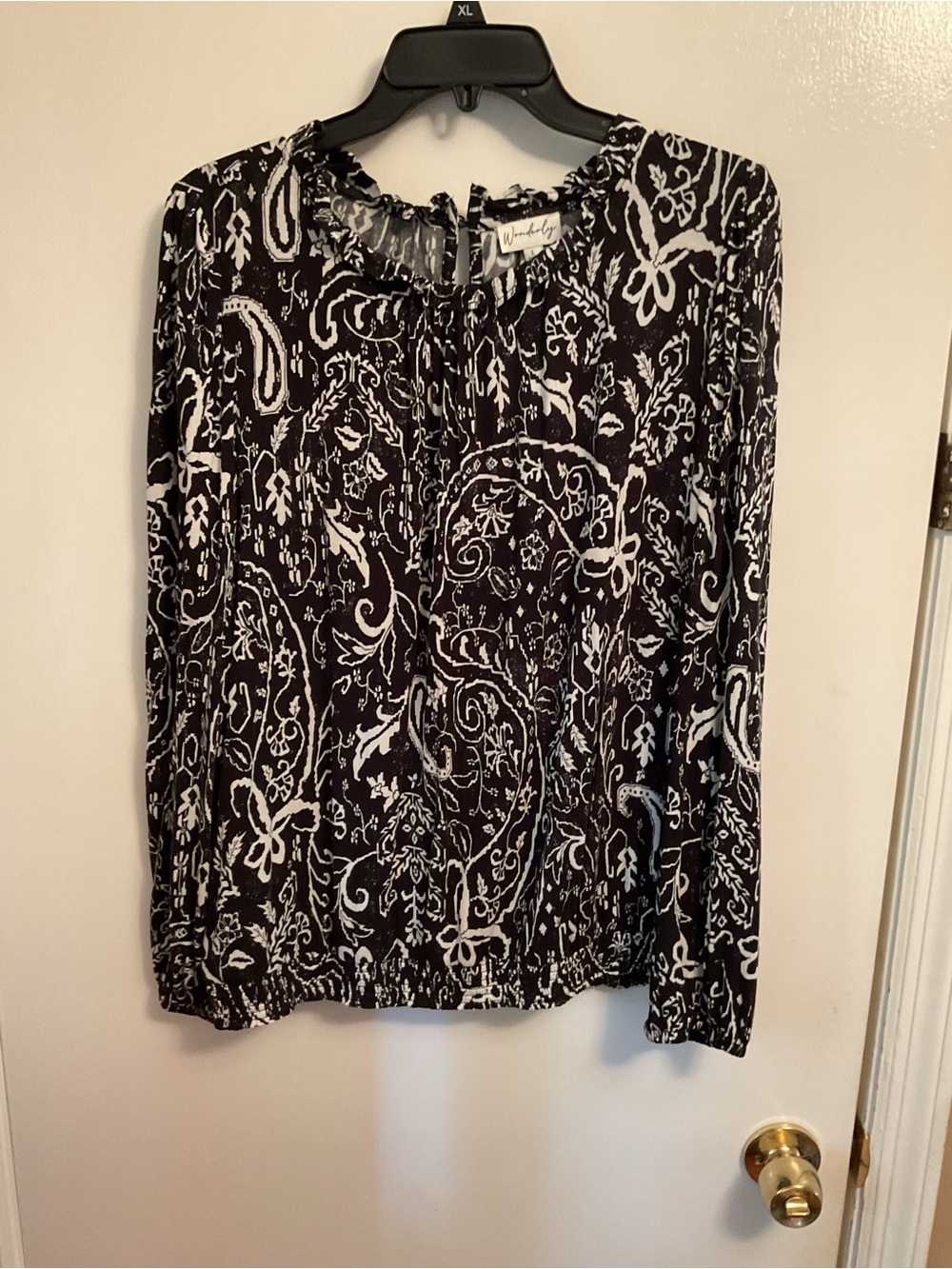 Wonderly Black & White Paisley Long-Sleeve Blouse. Size Large.